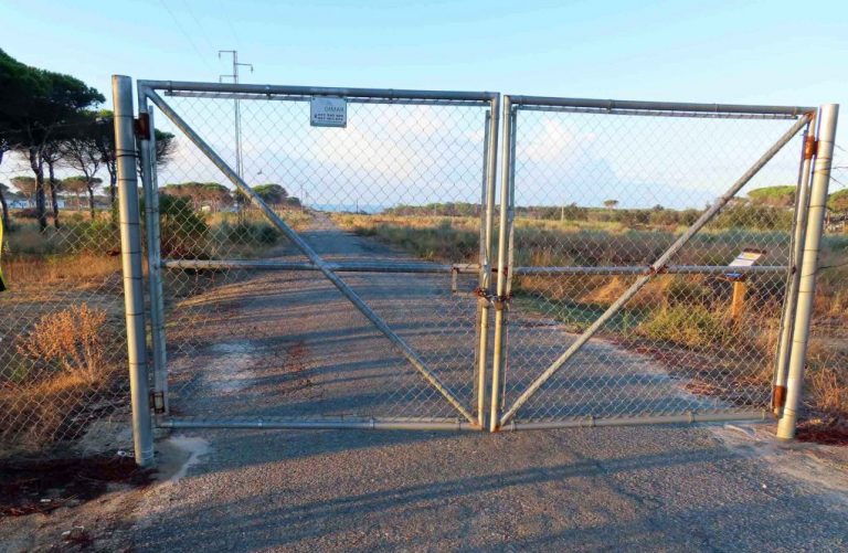 Convocan una concentración en Huelva para exigir a la Junta la apertura del acceso a la playa y torre del Loro