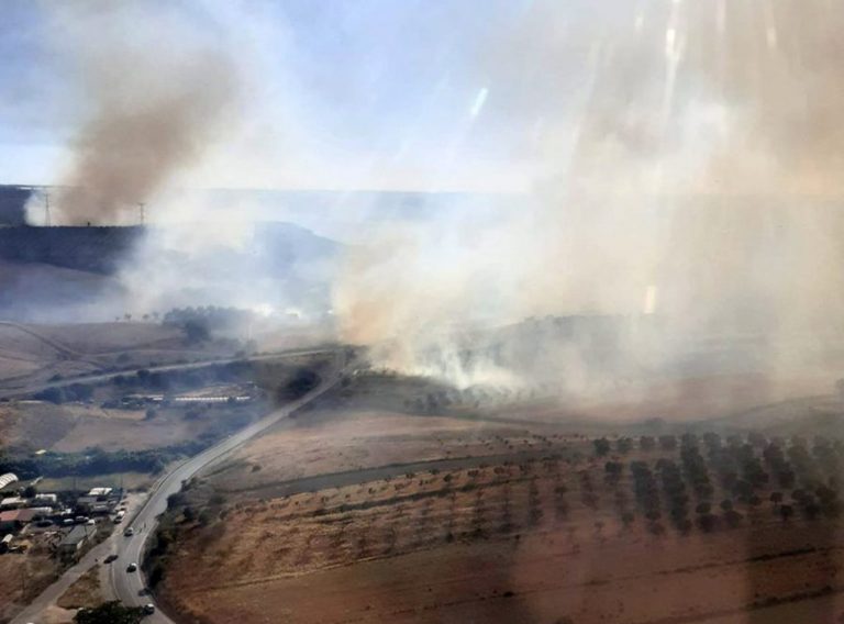 El Infoca redobla medios para evitar que el incendio de Lucena llegue al casco urbano
