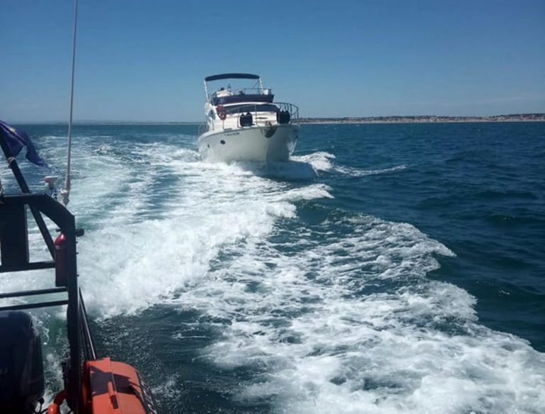 Auxilian en La Antilla a los cinco tripulantes de un barco con problemas en sus dos motores