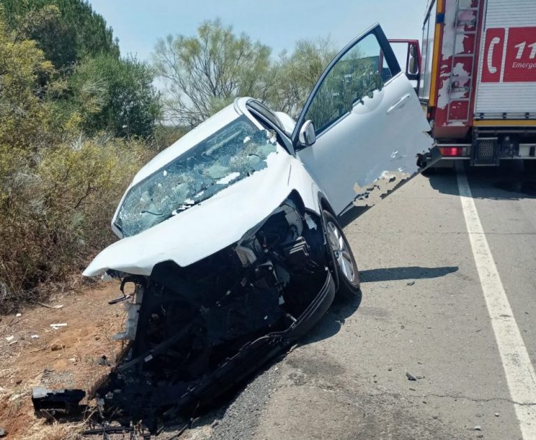 Tres heridos en una colisión frontal entre dos turismos en Valverde del Camino