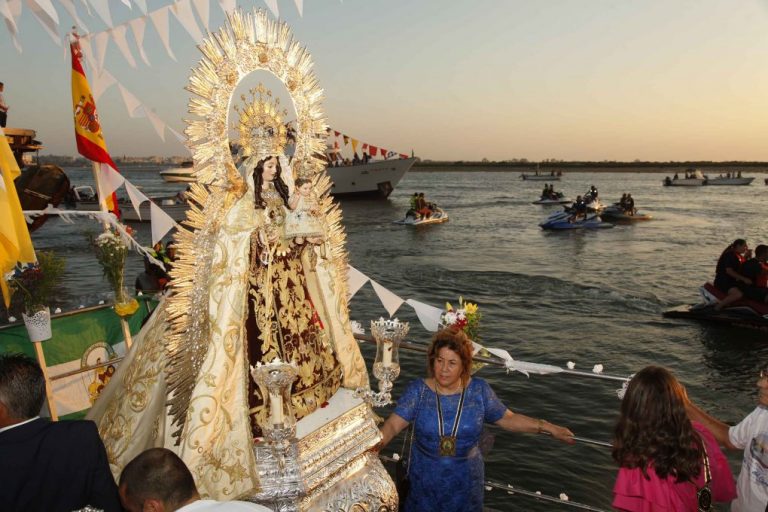 Isla Cristina celebra este año el centenario de la procesión en barco de la Virgen del Carmen por la ría Carreras