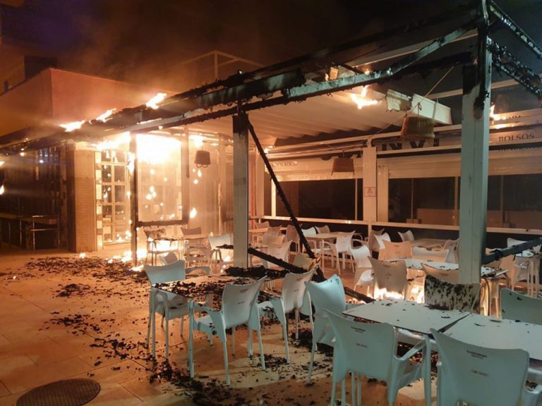 Un fuego arrasa una terraza en el centro de Matalascañas