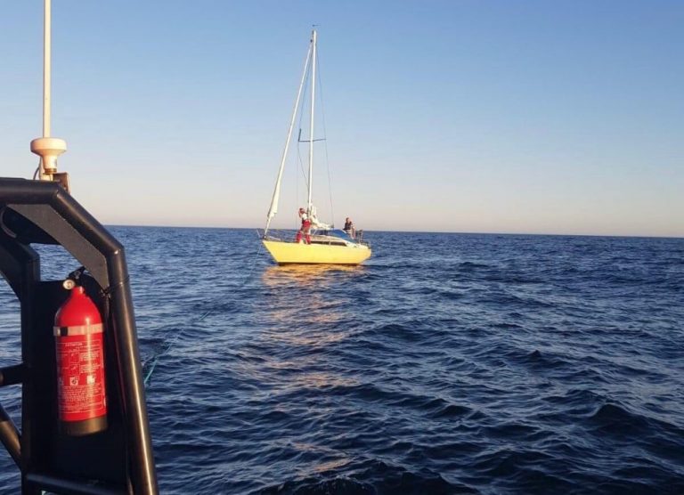 Remolcan hasta el puerto de Isla Cristina un velero tras sufrir el ataque de cuatro orcas