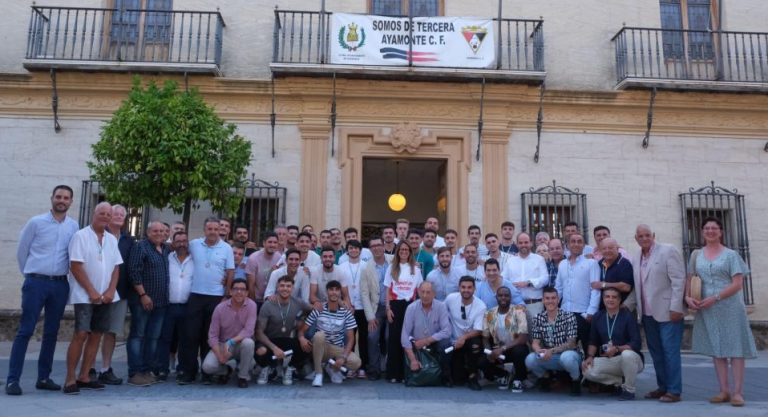 El ayuntamiento homenajea al Ayamonte C.F. tras su ascenso a Tercera División