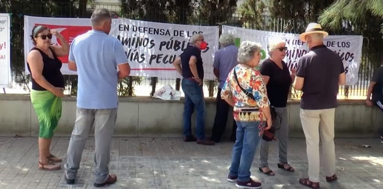 Colectivos vecinales exigen a la Junta la apertura real  de los accesos a la playa y torre del Loro