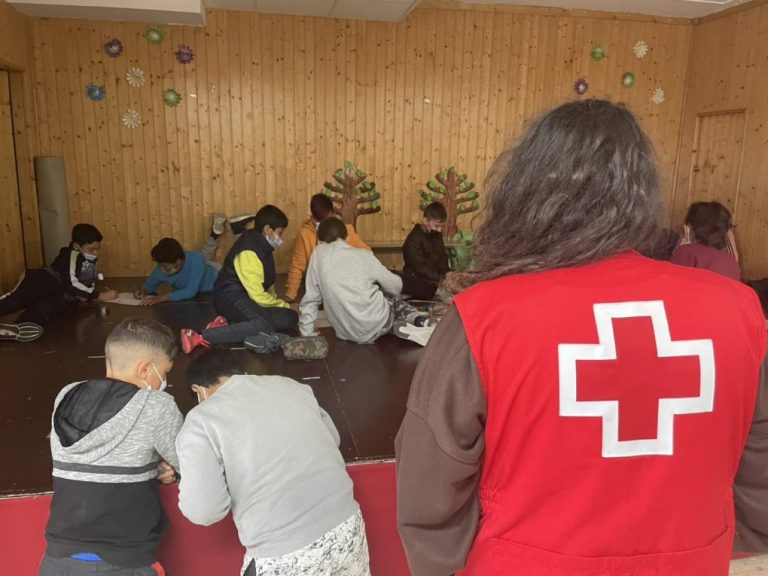 Cruz Roja Huelva pone cara y voz a quienes ayuda tras huir de sus países con la exposición ‘Invisibles a tus ojos’