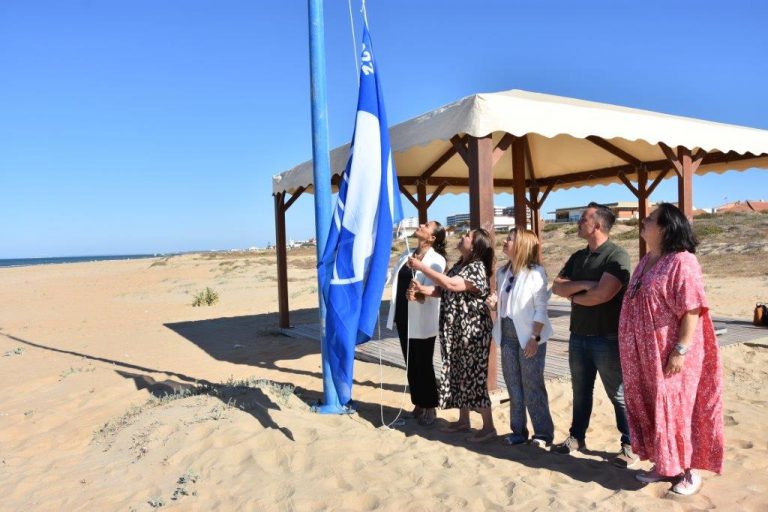 El Albergue y los Enebrales de Punta Umbría ya lucen sus banderas Playa y Sendero Azul