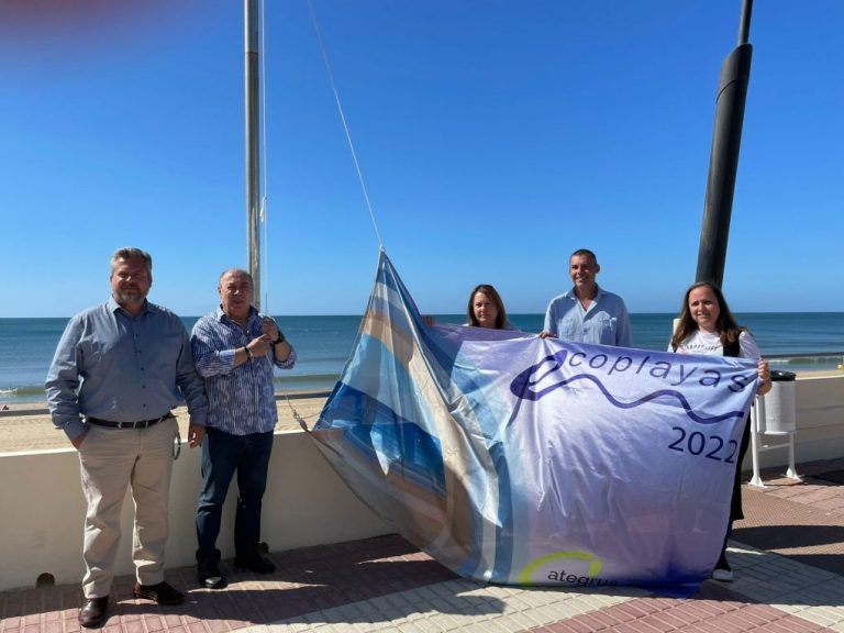 La bandera Ecoplaya ondea ya en la Playa Central de Isla Cristina