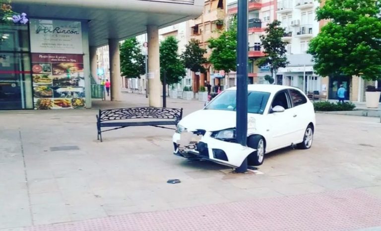 Denuncian en Huelva a un hombre por conducir presuntamente borracho y empotrarse contra una farola