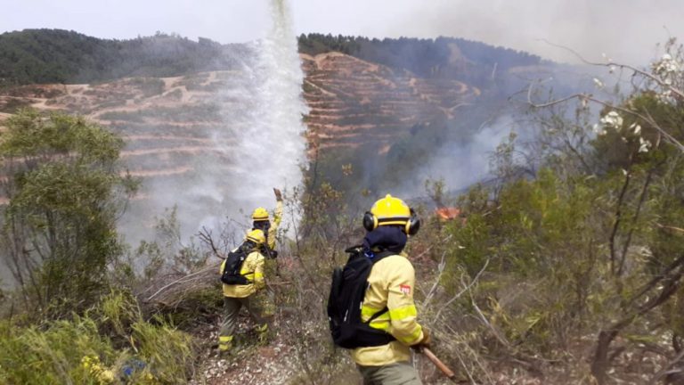 Infoca estabiliza el incendio forestal de Almonaster y lucha contra las llamas en otro declarado en Rosal