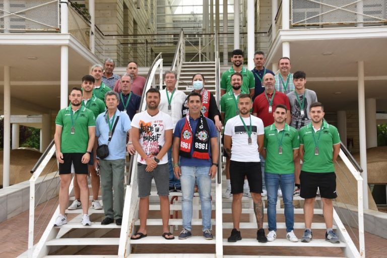 El Ayuntamiento recibe al CD Punta Umbría tras su ascenso a Primera Andaluza