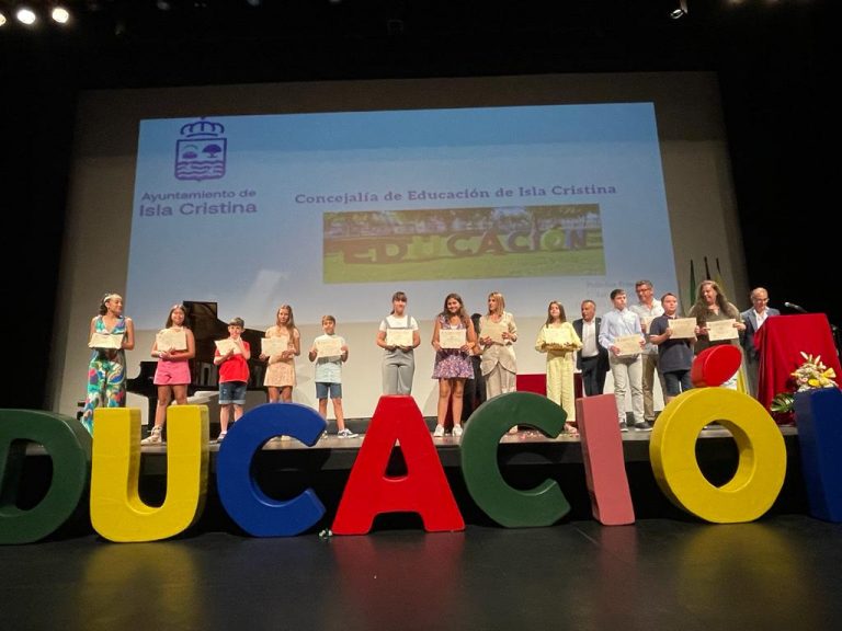 Isla Cristina rinde homenaje a la comunidad educativa en una emotiva gala
