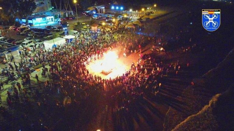 La Noche de San Juan reúne a miles de personas en la playa Central de Isla Cristina