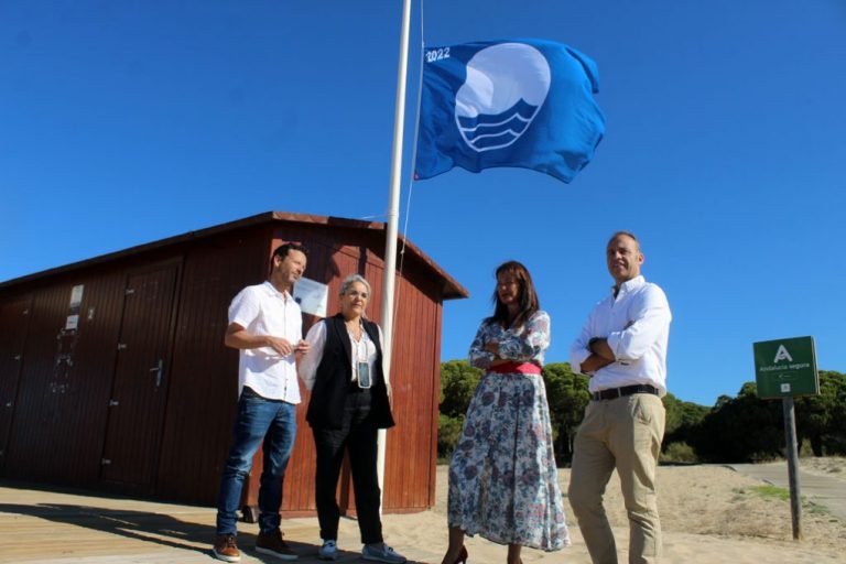 Las banderas azules ondean ya en las playas cartayeras del Caño de la Culata y San Miguel