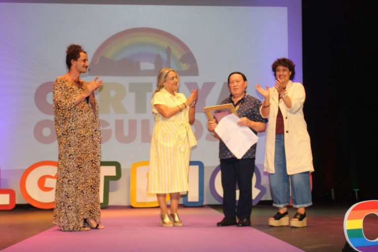 Cartaya reconoce a José A. Pérez Pedraza su «valentía» por «abrir camino» al colectivo LGTBIQ+ de la localidad