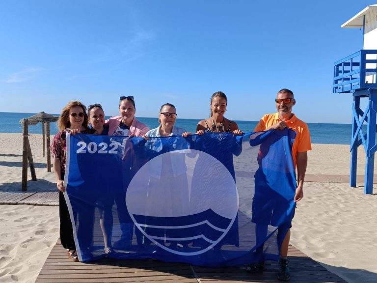 Bandera azul para la playa Casita Azul de Isla Cristina