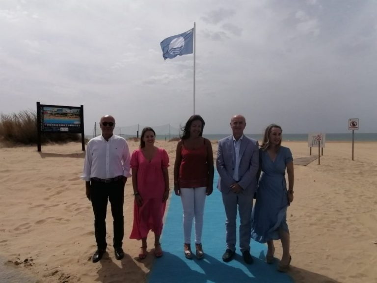 La bandera azul ondea por segundo año consecutivo en la playa lepera de Santa Pura