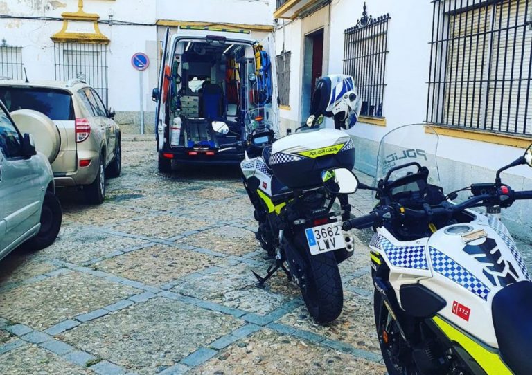 Trasladan a dos hombres de avanzada edad que vivían en Huelva una casa en deplorable estado de salubridad