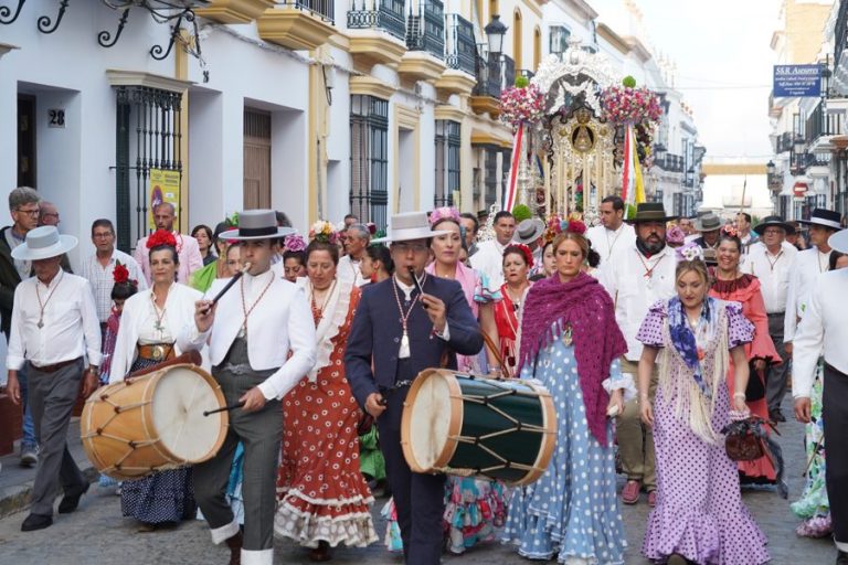 Unos 2.000 romeros y más de 100 vehículos componen la comitiva rociera de la Hermandad de Moguer