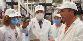 Planas pone en valor la «diversidad e innovación» de los sectores agroalimentarios onubenses