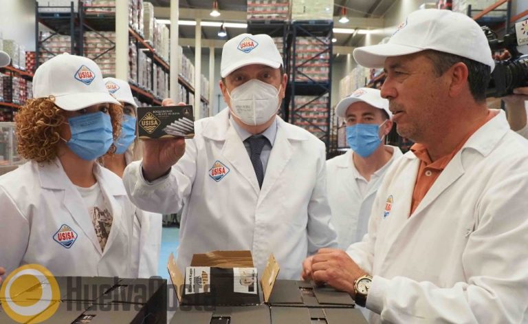 Planas pone en valor la «diversidad e innovación» de los sectores agroalimentarios onubenses