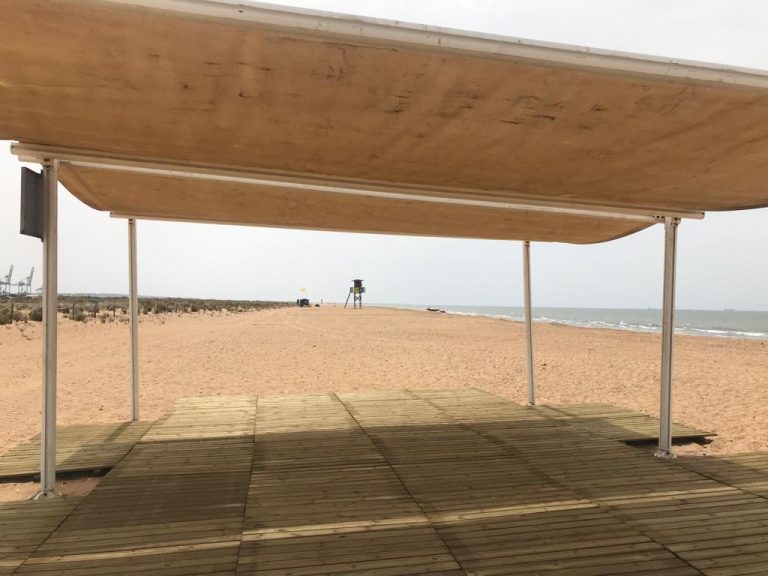 Arranca la temporada en la playa de El Espigón con mejoras en accesibilidad, pasarela ‘sin humos’ y bus