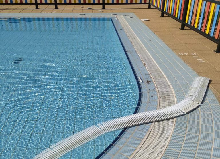 Causan destrozos en las instalaciones de la piscina municipal de San Bartolomé