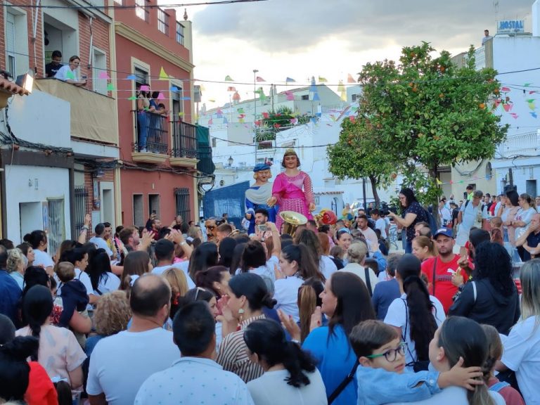 El encendido del alumbrado marca el comienzo de las fiestas patronales en Pozo del Camino