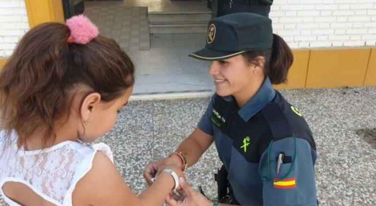La Guardia Civil reparte pulseras identificativas para los menores en la Romería del Rocío