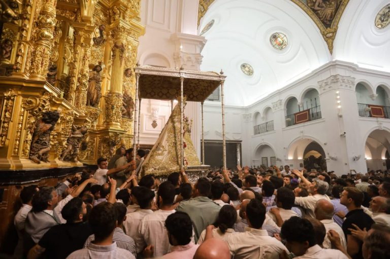 Suspendida la procesión de la Virgen del Rocío por una rotura en el paso