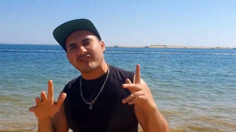 El conocido rapero de Cartaya Xake Hidalgo revienta las redes con su último tema, dedicado a su pueblo