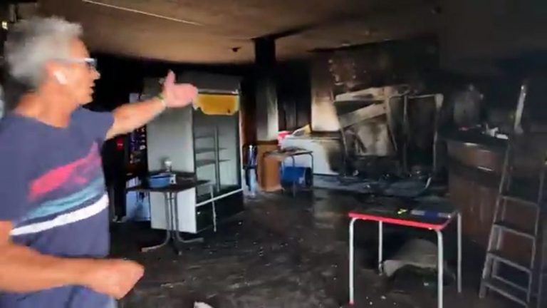 Un fuego arrasa el interior de un chiringuito de Punta que iba a iniciar la temporada estival este fin de semana