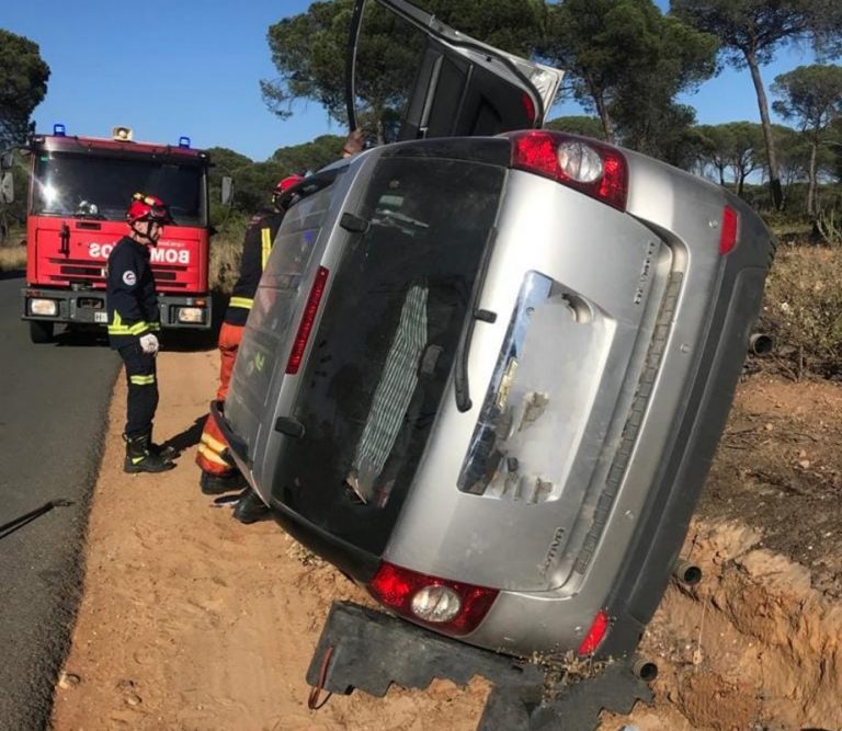 Una mujer embarazada y dos hombres resultan heridos en un accidente entre  Moguer y Mazagón