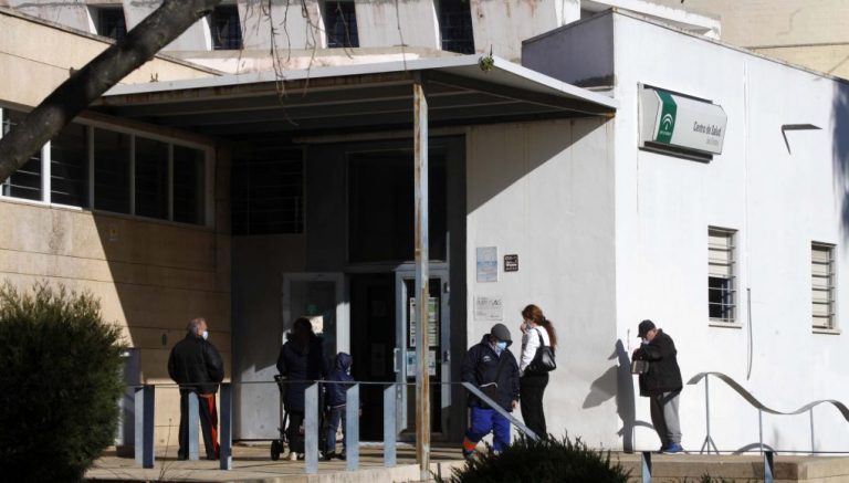 Dos mujeres insultan, agarran del cuello y patean a sanitarios en el centro de salud de Isla Cristina