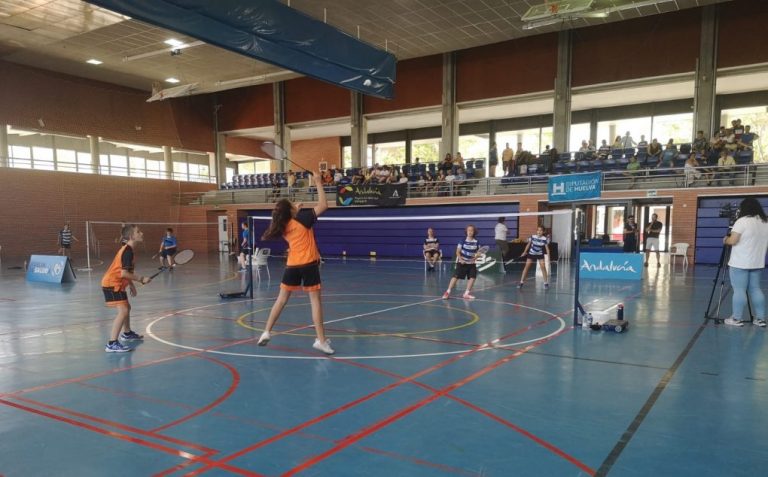 Casi cien deportistas se dan cita en Isla Cristina en la IV Jornada del Provincial de Bádminton