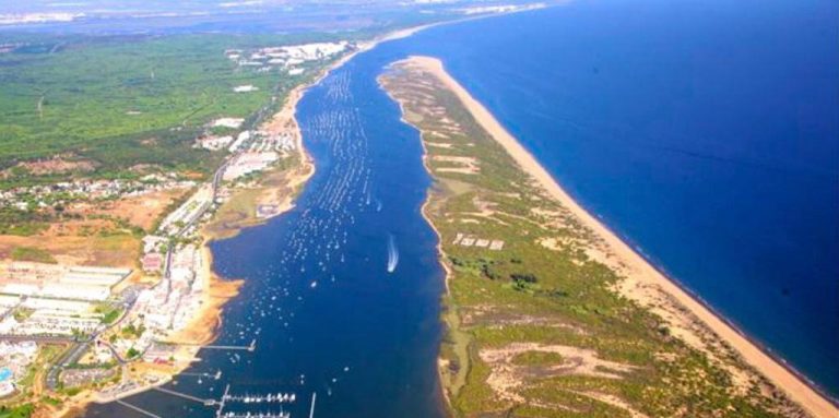 Muere un hombre al caerse de un dúmper en una playa en Lepe