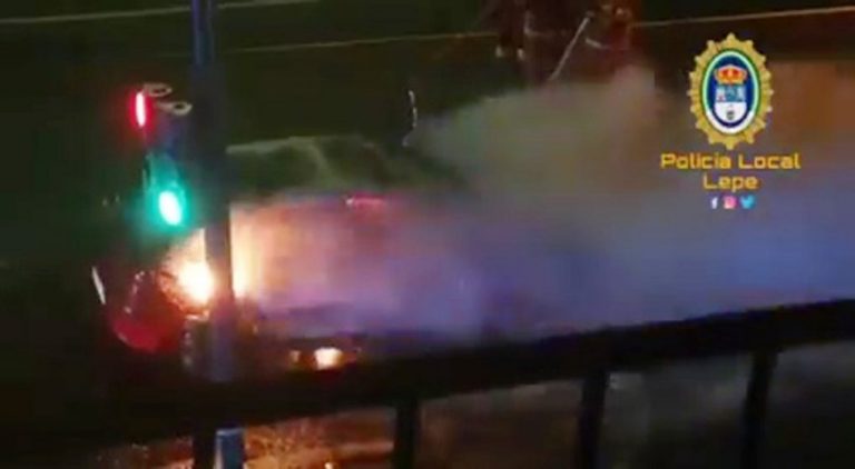 Un incendio calcina un vehículo en Lepe en plena madrugada