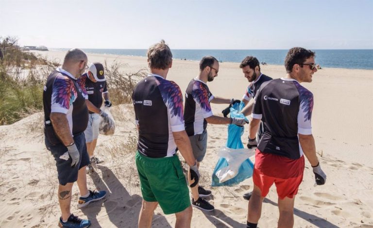 Casi 100 voluntarios de Ilunion recogen 50 bolsas de residuos en el pinar de Urbasur de Isla Cristina