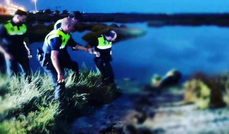 Los policías de Huelva que salvaron la vida a un hombre atrapado en un fangal lo sacaron haciendo una cadena en el lodo de la bajamar