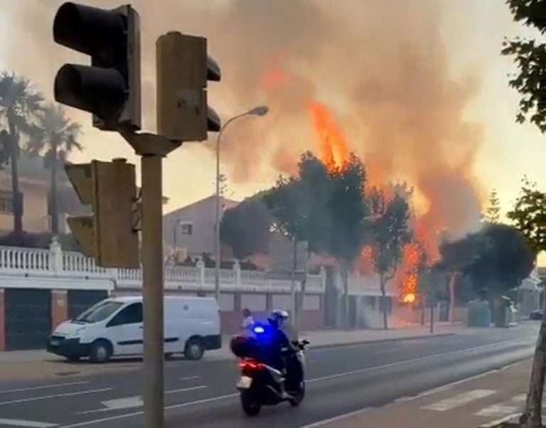 Punta Umbría: un Guardia Civil resulta herido al luchar contra un incendio en una vivienda