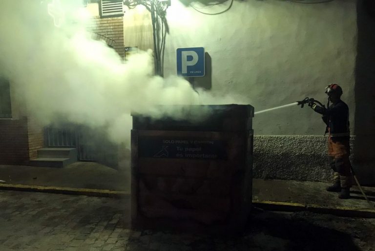 Un fuego calcina un contenedor de cartón en Gibraleón
