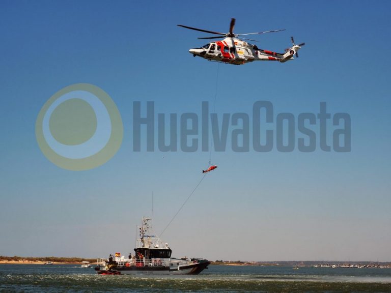 Nuevo Portil acoge un simulacro de rescate a un náufrago