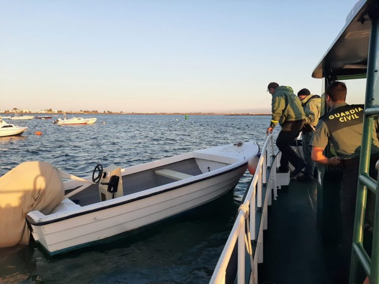 Isla Cristina: retiran de la ría Carreras seis embarcaciones ilegales equipadas con «potentes motores» y sin matrícula