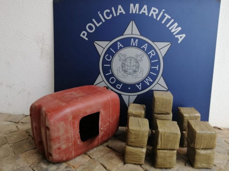 Hallan trece kilos de hachís dentro de una garrafa en una playa del Algarve