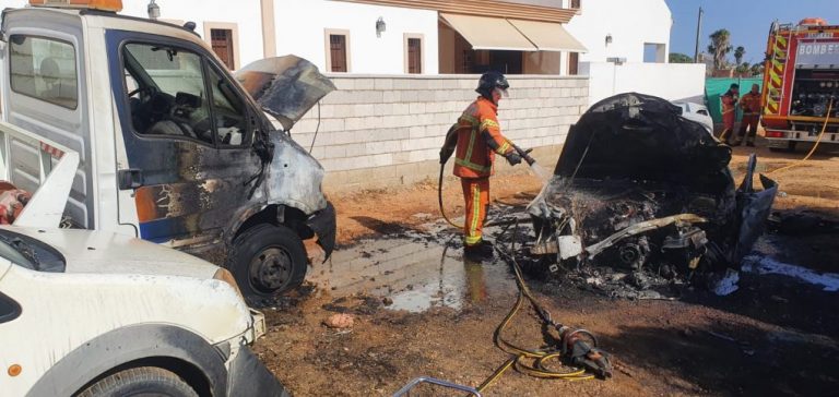 Un incendio calcina varios vehículos en la urbanización ayamontina de Villa Antonia