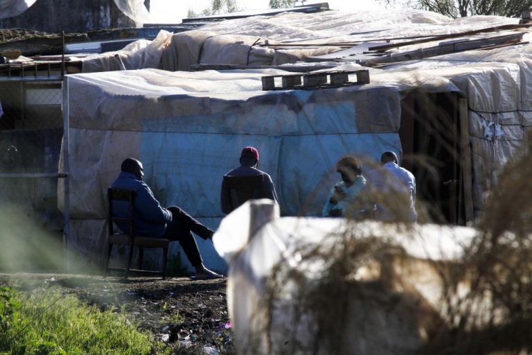 Gobierno, Junta y ayuntamientos firman el protocolo para erradicar los asentamientos de Lepe y Moguer en dos años