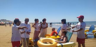 ‘Baño sin barreras’ de Cruz Roja supera límites para que onubenses con movilidad reducida disfruten de la playa