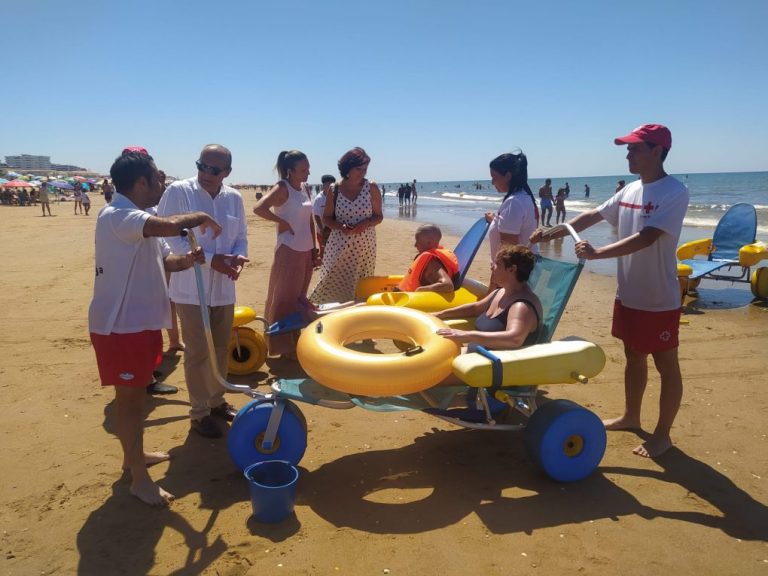 ‘Baño sin barreras’ de Cruz Roja supera límites para que onubenses con movilidad reducida disfruten de la playa