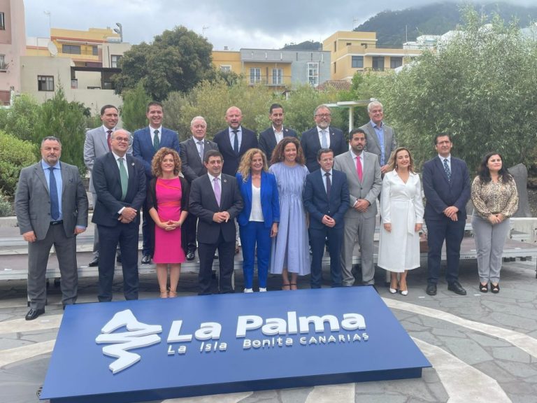 La presidenta de la Diputación de Huelva destaca en Canarias la importancia para el Reto Demográfico de los servicios sociales