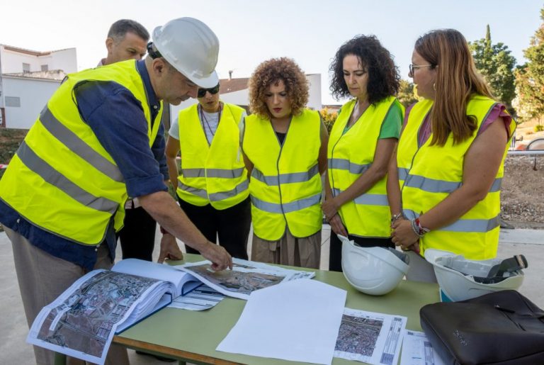 La presidenta de la Diputación visita obras enmarcadas en la EDUSI en Gibraleón, Palos, Punta y San Juan